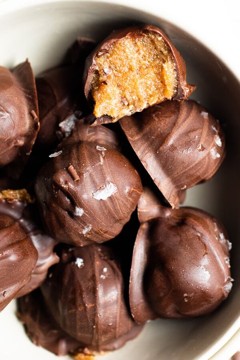 Salted chocolate tahini date truffles are little bites of chocolatey heaven. Only three simple wholesome ingredients, that are easy to whip up any time of the day. The perfect healthy treat to satisfy your sweet tooth. Tahini Chocolate Bars, Healthy Truffles Recipes, Chocolate Tahini Truffles, Date Snickers Bites, Date Tahini, Healthy Truffles, Tahini Date, Date Truffles, Date Recipes Desserts