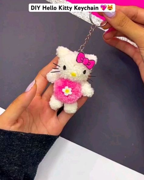 Cute Things To Sell At School, Pompom Diy Ideas, Diy Hello Kitty Keychain, Easy Hello Kitty Crafts, How To Make Keychains At Home Easy, Cute Hello Kitty Crafts, Hello Kitty Diy Crafts Ideas, Hello Kitty Craft Ideas, Hello Kitty Things To Make