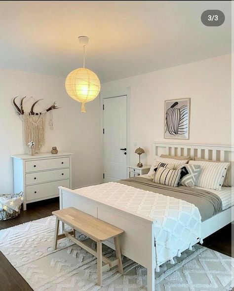 31 Trendy Minimalist Bedroom Ideas You'll Absolutely Love White Room Decor, White Bed, Dekorasi Kamar Tidur, Redecorate Bedroom, Cozy Room Decor, Home Design Living Room, Room Makeover Bedroom, Dressing Room Design, Small Room Bedroom