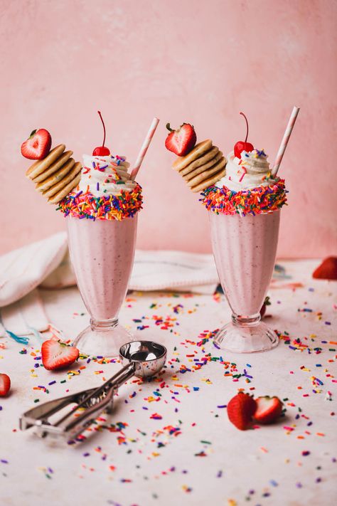 Pretty Milkshakes, Gourmet Milkshakes, Yummy Milkshakes, Milkshakes Recipes, Milkshake Aesthetic, Milkshake Ideas, Funfetti Pancakes, Milkshake Glasses, Fruit Milkshake