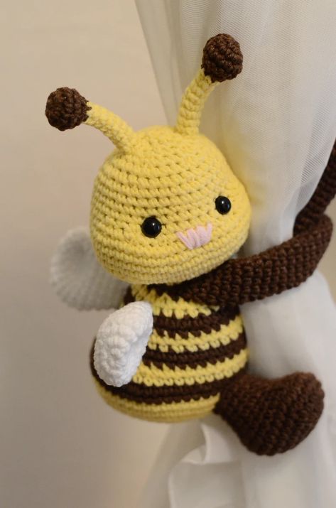 Curtains Holder, Bee Nursery, Hantverk Diy, Crochet Nursery, Bee Toys, Curtain Holdbacks, Confection Au Crochet, Crochet Bee, Crochet Baby Toys