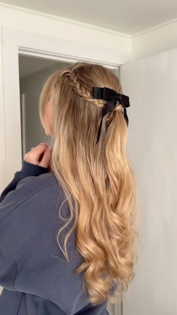 Bow In Hairstyle, Bow Prom Hair, Prom Bow Hairstyle, Cute Blond Hairstyles, Grad Hairstyles Straight Hair, Cute Hair Bow Hairstyles, Hairstyle Ideas With Bow, Cute Feminine Hairstyles, Cute School Dance Hairstyles