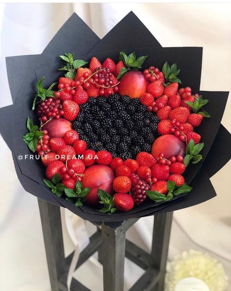 Bouquet Of Fruits And Vegetables, Fruit Gifts For Him, Fruits Flowers Bouquet, Fruits Bouquet Diy, Bouquet Of Fruits, Fruit Bouquet Ideas Gift, Fruit Flower Bouquet, Fruits Basket Ideas, Fruits Arrangements Ideas