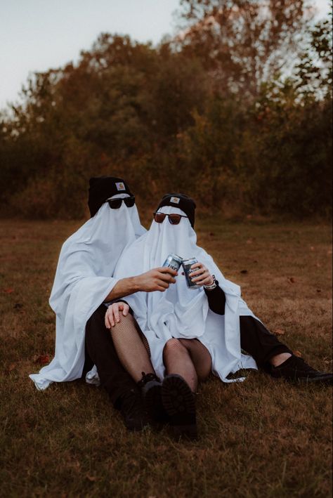 Halloween Couple Custome, Ghost Couple Pictures, Husband And Wife Halloween Photoshoot, Spooky Szn Couples, Spooky Halloween Couples Shoot, Halloween Ghost Couple Photoshoot, Halloween Shoots Ideas, Easy Fall Photoshoot Ideas, Cute Halloween Couple Pictures