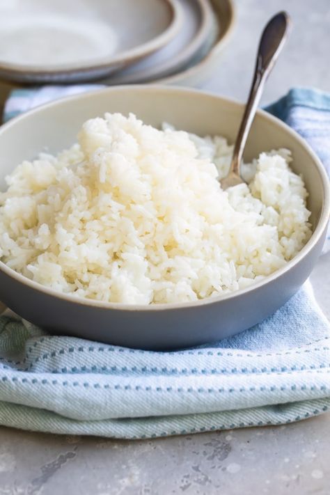 No rice cooker? No problem! Making Baked Rice in the oven is fast, foolproof, and yields fluffy results every single time. This easy, three ingredient recipe is hands-free, so your night just got a little more wiggle room. Perfect Jasmine Rice, Oven Baked Rice, Rice Bake Recipes, Rice In The Oven, Jasmine Rice Recipes, Rice On The Stove, Three Ingredient Recipes, Cooking Jasmine Rice, Baked Rice