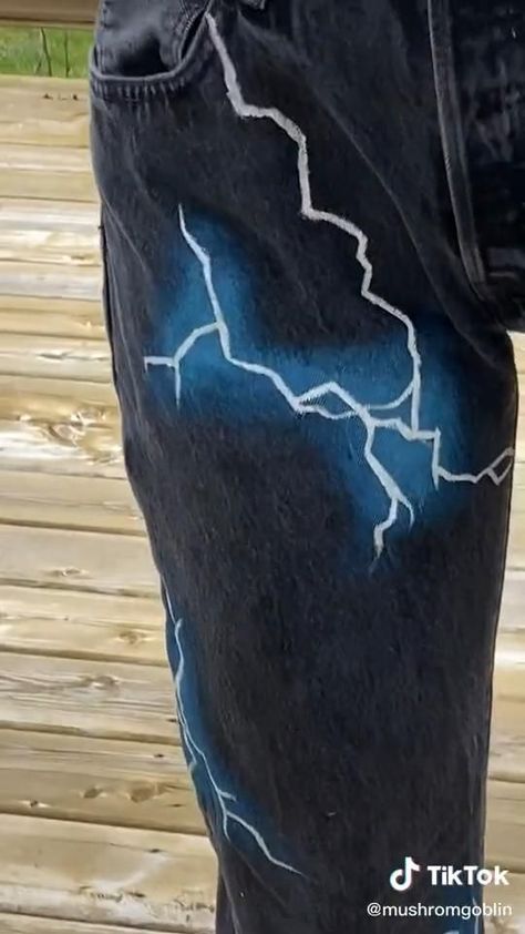 Design For Pants Paint, Custom Painted Jeans Pants, Self Designed Clothes, Lightning Jeans Diy, Pants Paint Design, Pants Custom Paint, Diy Painted Jeans Ideas, Pants Design Paint, Painted Jean Pants