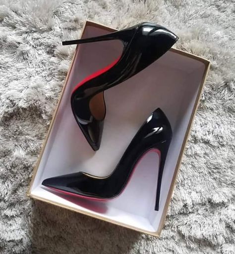 Shoes Heels Classy, Red Louboutin, Fancy Shoes, Fashion Heels, Black High Heels, Pretty Shoes, Dream Shoes, Beautiful Shoes, Pump Shoes