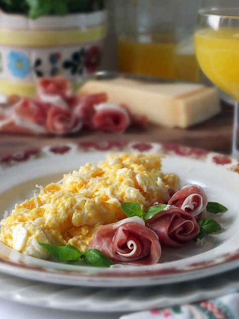 Eggs With Prosciutto, One Pan Breakfast, Italian Breakfast Recipes, Luxury Breakfast, Grana Padano Cheese, Morning Christmas, Uk Food, Italian Breakfast, Awesome Recipes