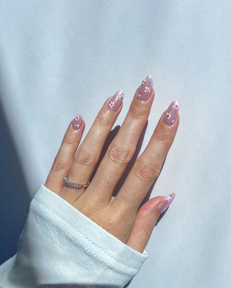 🌸chrome cherry blossoms🌸 Another design by @nailsbyzola this time for @haileybieber . I couldn’t wait to recreate her delicate cherry blossoms over a light pink chrome base 🙂‍↕️ Products: Pink Paradise by @leminimacaron French Alps by @gelcare.official White chrome by @sooolovely_official b426 by @beetlesgelpolish #cherryblossomnails #haileybieberstyle #haileybiebernails #gemnails #chromenails #weddingnails #pinknails Sakura nails pink chrome glitter Hailey Bieber flower gems Light Pink Chrome, Sakura Nails, Nails Pink Chrome, Cherry Blossom Nails, Hailey Bieber Style, Pink Paradise, Pink Chrome, White Chrome, Gem Nails