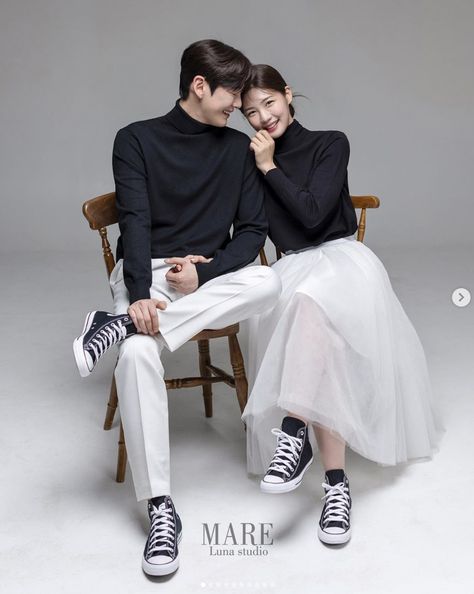 Sweet Korean Couple, Korean Valentines, Korean Engagement Photos, Couple Outfits Korean, Couples Photoshoot Romantic, Prewedding Photography Casual, Korean Prewedding Photography, Korean Couple Outfits, Couple Aesthetic Outfits