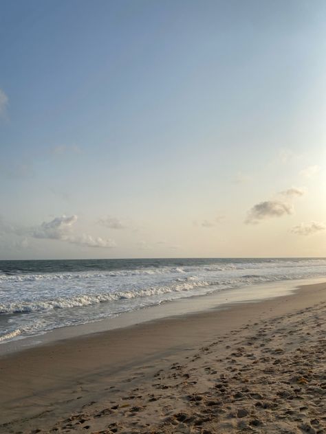 Calm beach pics Pretty View Aesthetic, Coastal Aethstetic, Light Beach Aesthetic, Morning Beach Aesthetic, Soft Beach Aesthetic, Minimal Tone, Calm Pics, Beach Core, Scenery Beach