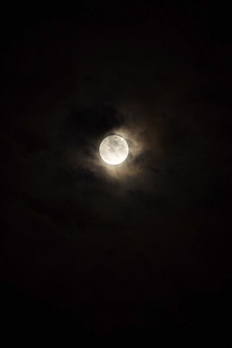 Pictures Of The Moon At Night, Full Moon Aesthetic, Full Moon Photography, Keeping Quiet, Full Moon Photos, Night Person, Night Landscape Photography, Lunar Magic, Cracked Wallpaper