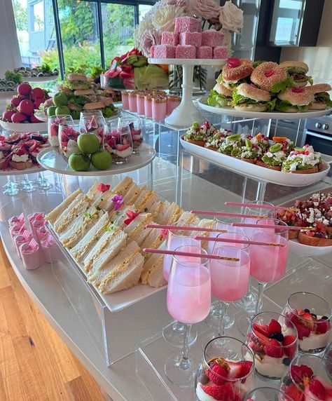 Picnic Food Birthday Party, Bridgerton Party Decoration, Drink Table Party Ideas, Brunch Pink Theme, Pink Platter Food, Bridgerton Buffet, House Brunch Ideas, Bridgerton Tea Party Decor Ideas, 21 Birthday Ideas Party