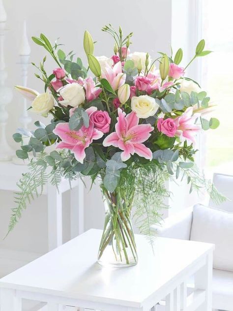 flower vase ideas aesthetics makeover Diy Patio Garden, Flower Vase Ideas, Luxury Flower Arrangement, Modern Flower Vase, Garden Landscaping Ideas, Summer Flower Arrangements, Vase Ideas, Small Flower Arrangements, Tulips Arrangement