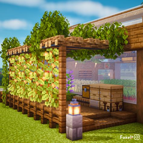 Minecraft House With Greenhouse, Cute Minecraft Designs, Minecraft Greenhouse Tutorial, Cute Stuff To Build In Minecraft, Minecraft Farm Building Ideas, Maison Minecraft Aesthetic, Garden Minecraft Design, Minecraft Building Ideas Garden, Mc Farm Ideas