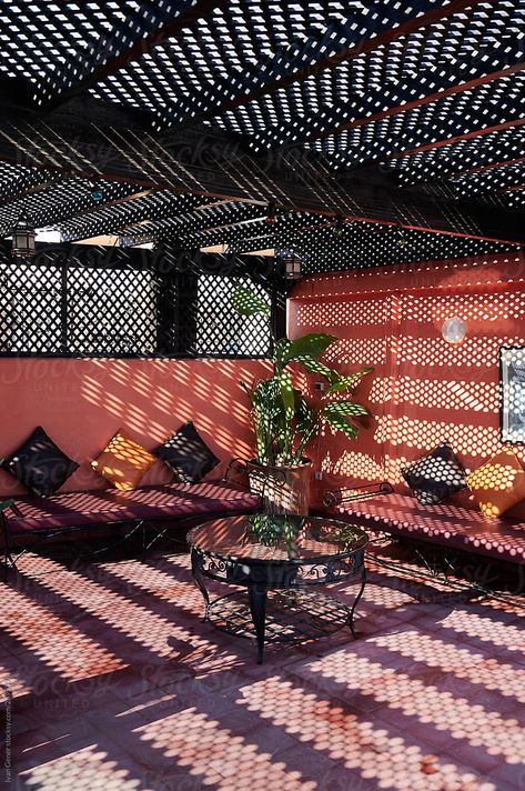 Moroccan Style Balcony, Moroccan Style Garden, Moroccan Pergola, Morocco Terrace, Moroccan Patio Ideas, Moroccan Terrace, Moroccan Balcony, Swahili Architecture, Sun And Shadow