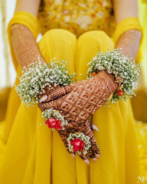 Haldi Photography Ideas, Haldi Look For Bride, Indian Romance, Mehendi Jewellery, Decoration Haldi, Haldi Poses For Bride, Haldi Outfit For Bride, Jewellery For Haldi, Mehendi Lehenga