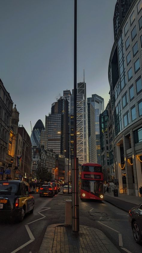 City London Aesthetic, London City Life Aesthetic, London Streets Wallpaper, Liverpool City Wallpapers, London Liverpool Street, London Working Aesthetic, City Of London Aesthetic, Liverpool Street London, Living In London Aesthetic Night