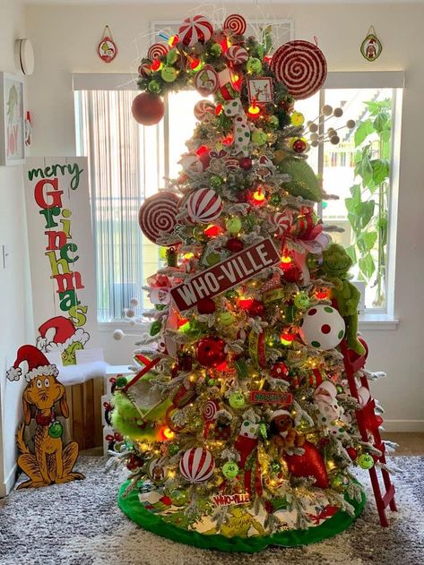 Grinch Trees, Grinch Decorations, Grinch Christmas Party, Whoville Christmas, Grinch Christmas Tree, Grinch Christmas Decorations, Christmas Tree Decorating Themes, Candy Land Christmas Decorations, Creative Christmas Trees