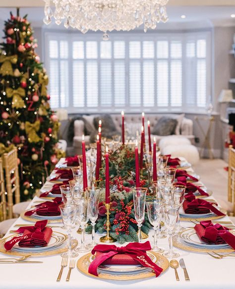 Comment associer le rouge et l’or pour la déco de la table de Noël ? | My Blog Deco Tablescape For Christmas, Decorating Tables For Christmas, Christmas Themed Table Settings, Decoration Christmas Table, Xmas Decorations Table, Christmas Decor Dinner Table, Christmas Party Event Ideas, Christmas Diner Decor, Formal Christmas Party Ideas