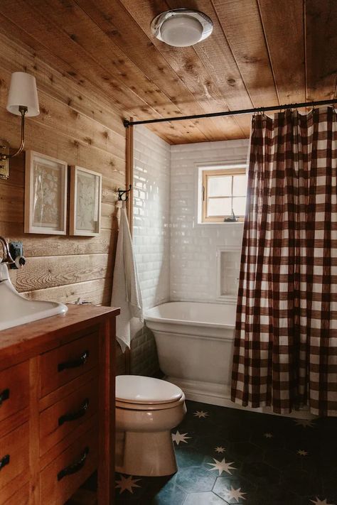 Log Cabin Home Decor Ideas, Cabin Room Aesthetic, Cabin Life Aesthetic, 1940s Cabin, Cozy Cabin Bathroom, Cabin Aesthetic Interiors, Off Grid Cabin Interior, Homestead Bathroom, Cozy Bathroom Aesthetic