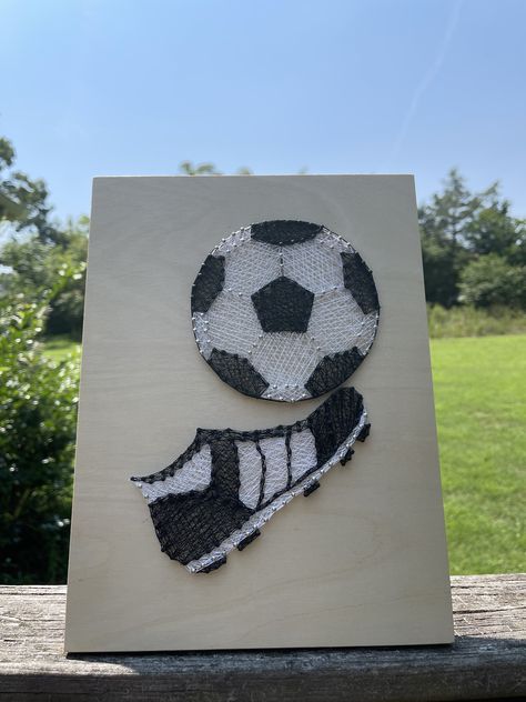 Quilling Football, Dancer Art Painting, Soccer Crafts, فن الرسم بالمسامير, Landscape Pencil Drawings, Football Crafts, String Art Templates, String Art Tutorials, String Wall Art