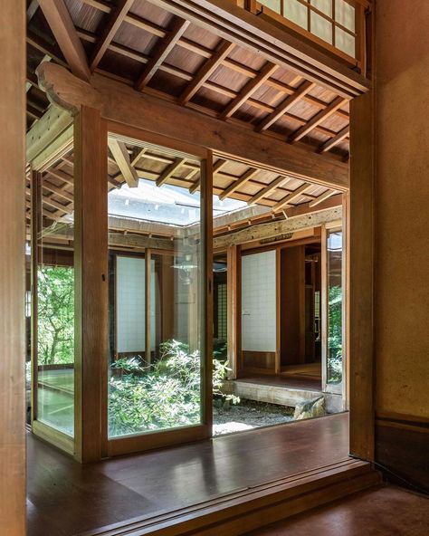 Japanese Ryokan Interior, Japanese Interior Design Traditional, Traditional Japanese House Interiors, Traditional Japanese House Exterior, Japanese House Design Traditional, Japanese Traditional House, Inside Architecture, Traditional Japanese Home, Asian House