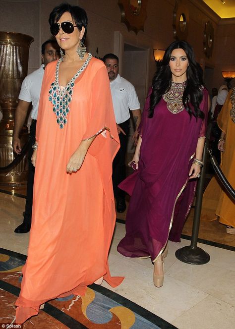 Love a caftan Dresses In Dubai, Arabian Dress, Mode Kimono, Kaftan Style, Mode Abaya, Moroccan Dress, Arab Fashion, Dubai Fashion, Kardashian Style