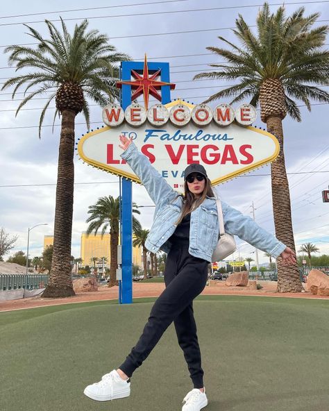 Welcome to Fabulous Las Vegas @geovanasabino2 Las Vegas Sign Poses, Las Vegas Pose Ideas, Vegas Pics Ideas, Las Vegas Looks Outfits, Las Vegas Trip Outfits, Vegas In November Outfits, Las Vegas Sign Picture Ideas, Vegas Inspo Pics, Las Vegas Aesthetic Outfit