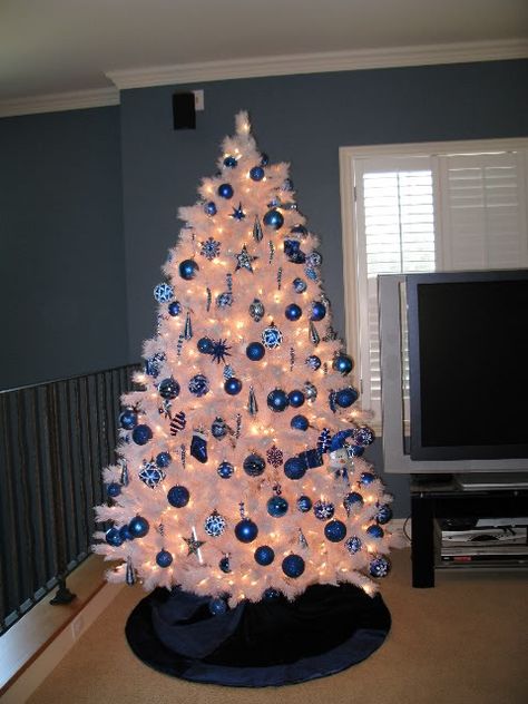 Christmas Tree With Blue Decorations, White Xmas Tree, Blue Christmas Tree Decorations, White Christmas Tree Decorations, Blue Decorations, Christmas Tree Decor Ideas, Silver Christmas Decorations, Blue Christmas Decor, Tree Decor Ideas