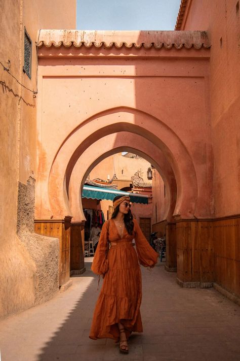 Marrakech Arches Old Town Medina Travel Guide things to do in Marrakesh Morocco aesthetic outfit ideas Marrakesh Photo Ideas, Morocco Trip Outfit, Marrakech Outfit Ideas, Marrakesh Outfit Ideas, Marrakech Photo Ideas, Arab Outfit Ideas, Egypt Outfit Ideas, Egypt Aesthetic Outfits, Marocco Outfits