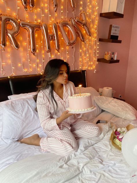 Bday Girl Aesthetic, Girls Pj Party, Aesthetic Birthday Pics, 21 Birthday Outfit, Pajama Party Outfit Ideas, Birthday Picture Ideas, Pajama Party Outfit, Hotel Birthday Parties, Pajama Birthday Parties