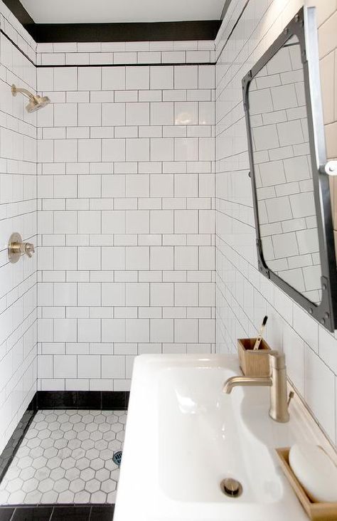 différente grandeur de tuile blanche dans la douche. Bel effet pour pas cher! Basic Bathroom, Black And White Tile, Industrial Mirrors, Tile Layout, Transitional Bathroom, White Shower, Room Remodel, Bathroom Trends, Bad Design