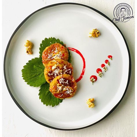 Chef Jomon/Indian food plating on Instagram: “Who said you can do food platings with only exotic ingredients, 👇👇 You can even do it with bread trimmings and leftover popcorns🥰. Such…” Dishes Decoration Food Plates, Snacks Plating Ideas, Good Plating Ideas, Plate Food Design, Food Plate Decoration Ideas, Plating Indian Food, Bread Plating Ideas, Cookie Plating Ideas, Gourmet Plating Food Presentation