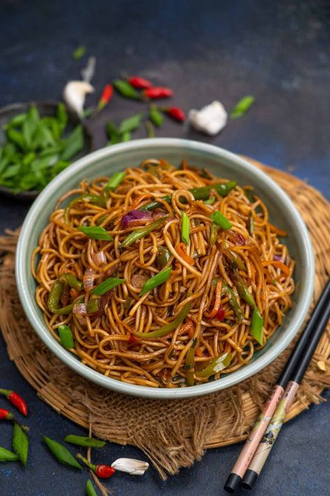 Indian Noodles, Chili Garlic Noodles, Chilli Garlic Noodles, Garlic Noodles Recipe, Green Chilli Sauce, Garlic Noodles, Meatless Main Dishes, Spicy Noodles, Asian Noodles