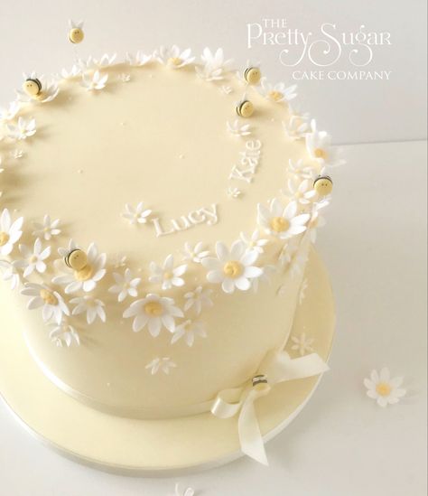 Daisy Cake Aesthetic, Minimal Cake Decorating, Minimal Birthday Cake Ideas, Simple Aesthetic Birthday Cakes Pastel, Cute Simple Cakes Aesthetic, Daisies Cake Birthday, Bee And Daisy Cake, Daisy And Bee Cake, Minimalist 1st Birthday Cake