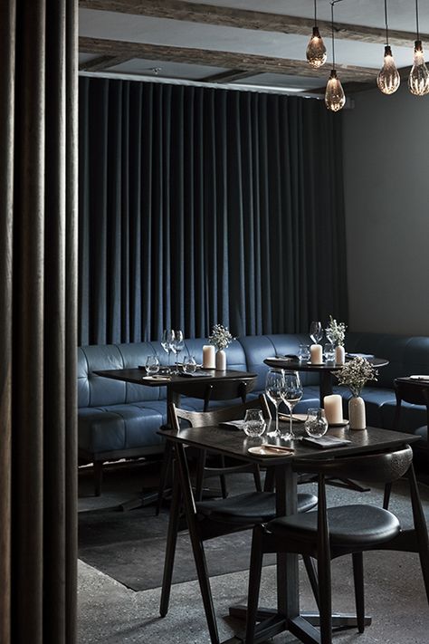 Restaurant Format Dark Walnut Furniture, Black Architecture, Restaurant Design Inspiration, Half Curtains, Walnut Furniture, Bathroom Inspiration Decor, Black Curtains, Design Hotel, Bar Lounge