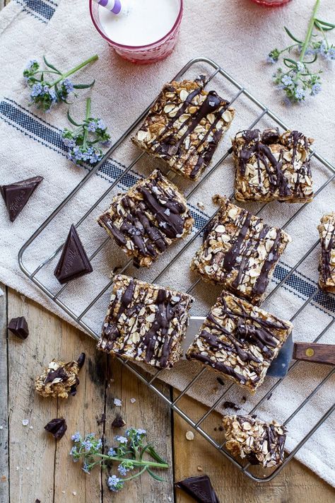 Healthy No-Bake Salted Dark Chocolate Chunk Oatmeal Cookie Bars. - Half Baked Harvest Cookie Squares, Oatmeal Cookie Bars, Chocolate Oatmeal Cookies, Almond Meal, Baking Recipes Cookies, Chocolate Oatmeal, Oatmeal Cookie, Roasted Cashews, Oatmeal Cookie Recipes