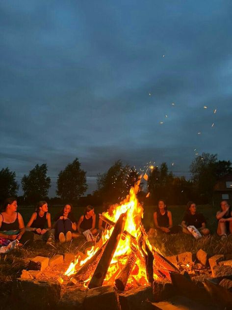 Fire With Friends Aesthetic, Camp Fire Friends, Camp Fire With Friends, Summer Campfire Aesthetic, Camp Fire Aesthetic Friends, Bonfire Friends Aesthetic, Capture The Flag Aesthetic, Camping Fire Aesthetic, Wildfire Aesthetic Book