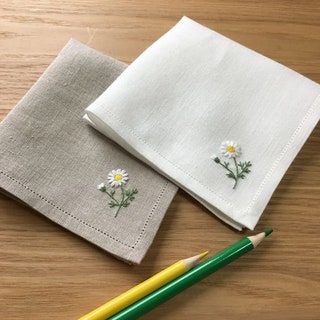 EmbroideryGiftsVN - Etsy Hand Embroidered Handkerchief, Handkerchief Embroidery, Embroidery Napkins, Daisy Embroidery, Embroidery Stitches Beginner, Simple Hand Embroidery Patterns, Simple Embroidery Designs, Diy Embroidery Designs, Embroidered Handkerchief