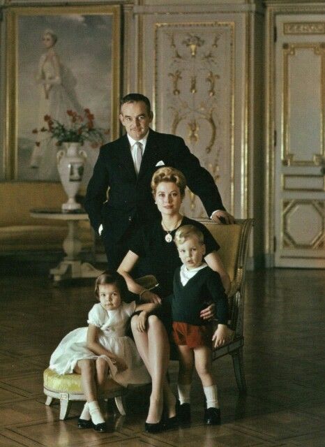 Official portrait of the Princely Family of Monaco (1961) 40s Mode, Prins Albert, Studio Family Portraits, Family Potrait, Family Photo Studio, Royal Family Portrait, Family Portrait Painting, Shooting Studio, Royal Family Trees