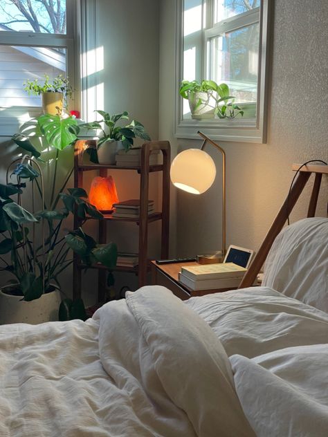 Cozy Room Plants, Cozy Minimalist Room Ideas, Bedroom Aesthetic Earthy, Plant Apartment Aesthetic Bedroom, Indoor Plant Bedroom, Plant Based Bedroom, Indoor Plants Minimalist, Pottery Studio Bedroom, Plant Minimalist