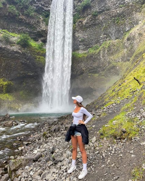 Mountain Picture Ideas, Waterfall Picture Ideas, Hiking Pose, Hiking Photoshoot, Spring Hiking Outfits, Hiking Picture Ideas, Hike Aesthetic, Hiking Poses, Brandywine Falls