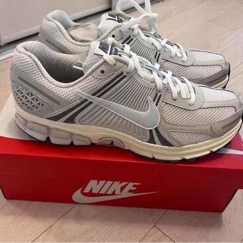 Brand New Nike runner Nike Runner, Basketball Shoes Kyrie, Nike Runners, Nike Silver, White Leather Shoes, Rare Nikes, Nike Metcon, Nike Kyrie, Nike Flex