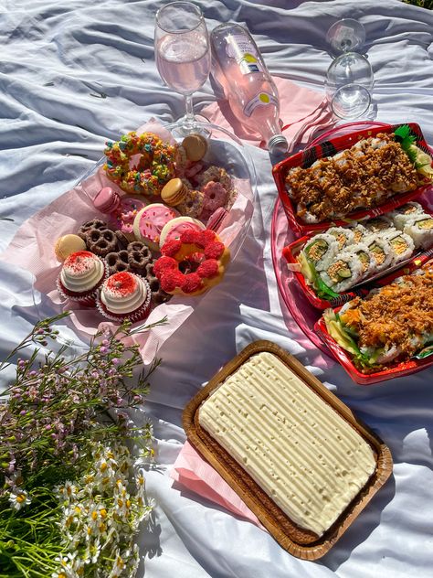 Mexican Picnic, Picnic Inspiration, Picnic Decorations, Picnic Date, Picnic Foods, Valentines Day Decorations, Aesthetic Food, Cheese Board, Valentines Day