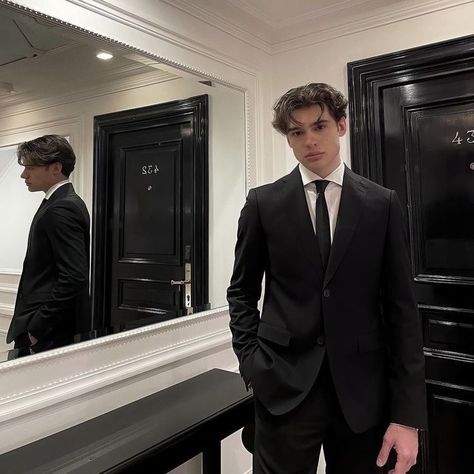 Lucian Aesthetic, Boys Old Money Style, Prom Outfits For Guys, Prom Suits For Men, Black Suit Men, Italian Boys, Classy Outfits Men, British Boys, Aesthetic Boys