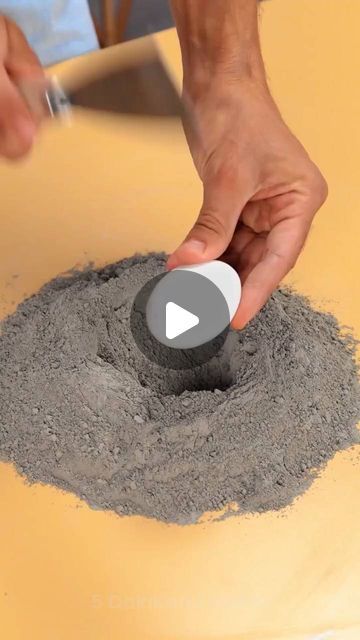 Diy Cement Crafts, Concrete Molds Diy, Concrete Containers, Diy Cement, Cement Molds, Wood And Concrete, Cement Diy, Cement Art, Concrete Vases