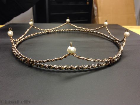 Bronze twisted wire Baronial circlet | With wonderfully knob… | Flickr Diy Tiara, Wire Crown, Diy Crown, Head Pieces, Diy Wire Jewelry, Twisted Wire, Royal Jewels, Handmade Wire Jewelry, Wire Crafts