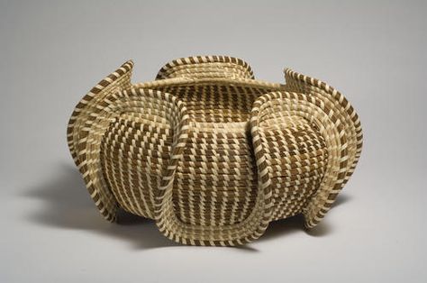 Mary Jackson and the Sweet Grass Basketry . MacArthur Fellow Water Themed Crafts, Sweetgrass Basket, Native American Baskets, Basket Weaving Patterns, Basket Weaver, Grass Basket, African Traditions, Pine Needle Baskets, Coiled Baskets