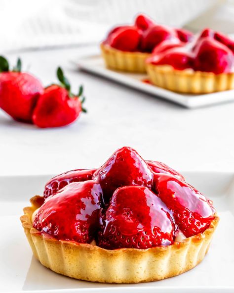 Strawberry Tarts Recipe, Strawberry Custard, Strawberry Tarts, Shortcrust Pastry Recipes, Butter Pastry, Pastry Cream Filling, Custard Tarts, Homemade Pie Crust Recipe, Strawberry Glaze